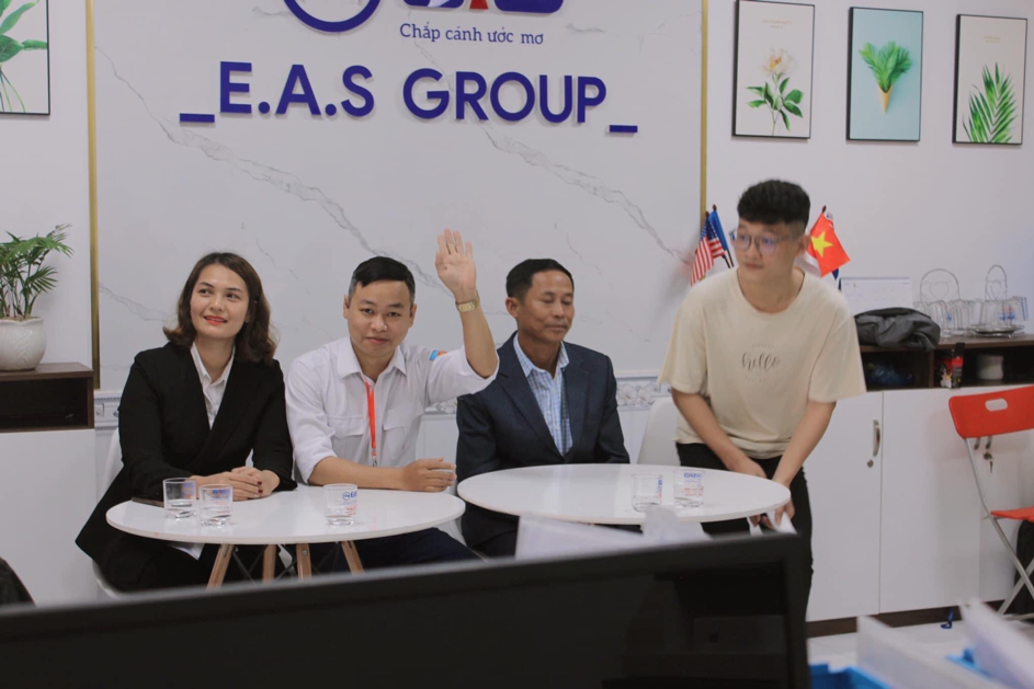 Hình ảnh ghi nhận buổi làm việc để đưa các bạn trẻ sang nước ngoài du học